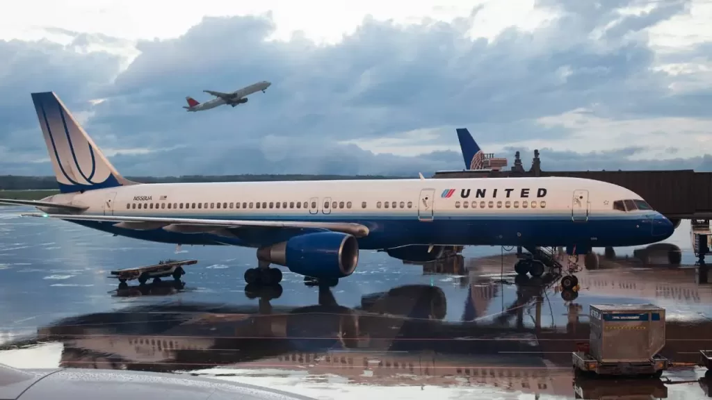 Can A Plane Take Off In The Rain? Bad Weather Flying - All Roads Lead To  Italy