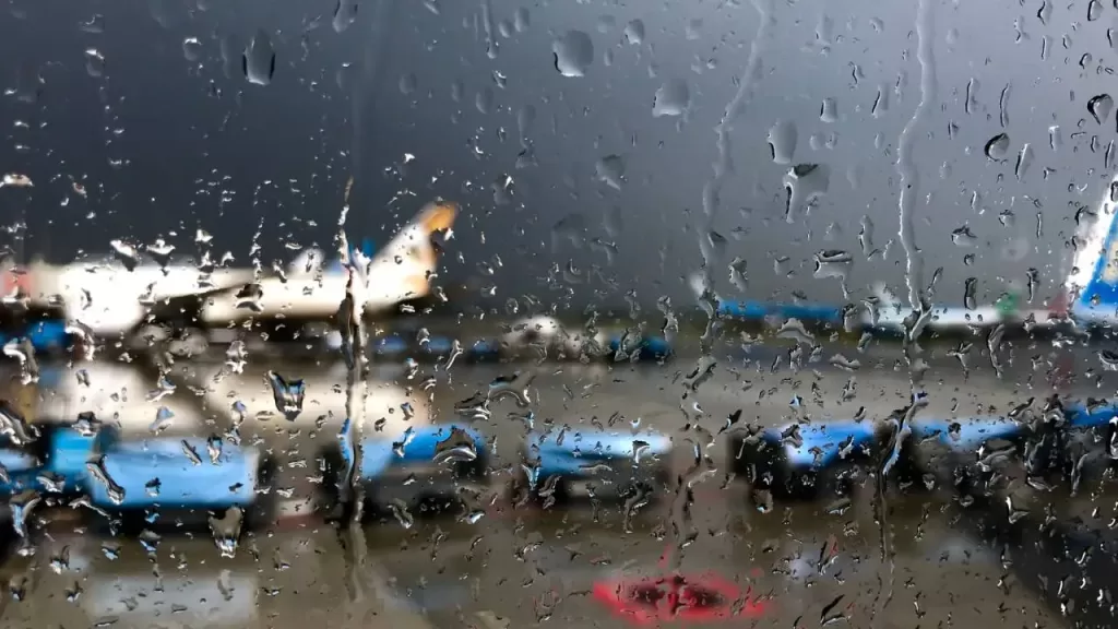 Can A Plane Take Off In The Rain? Bad Weather Flying - All Roads